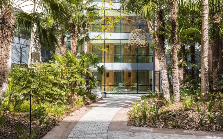 Travailler dans un Jardin à La Défense : Un Luxe Inattendu pour les Pros