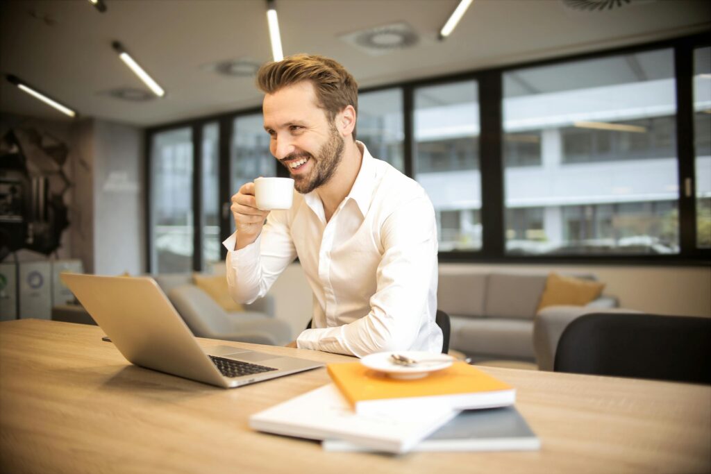 Homme en pause café au bureau dans un espace de coworking Plug&Play