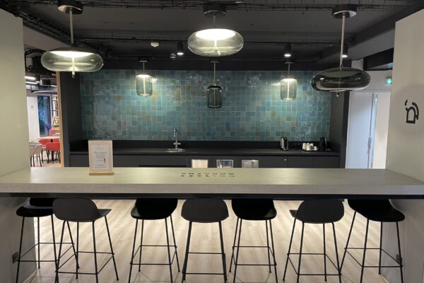 Espace cuisine et détente chez Plug&Play Coworking, avec un design moderne et convivial à Le Colisée Garden, La Défense.