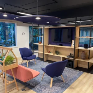 Espace détente moderne avec mobilier design et végétation au sein de Plug&Play Coworking, situé à Le Colisée Garden, La Défense.